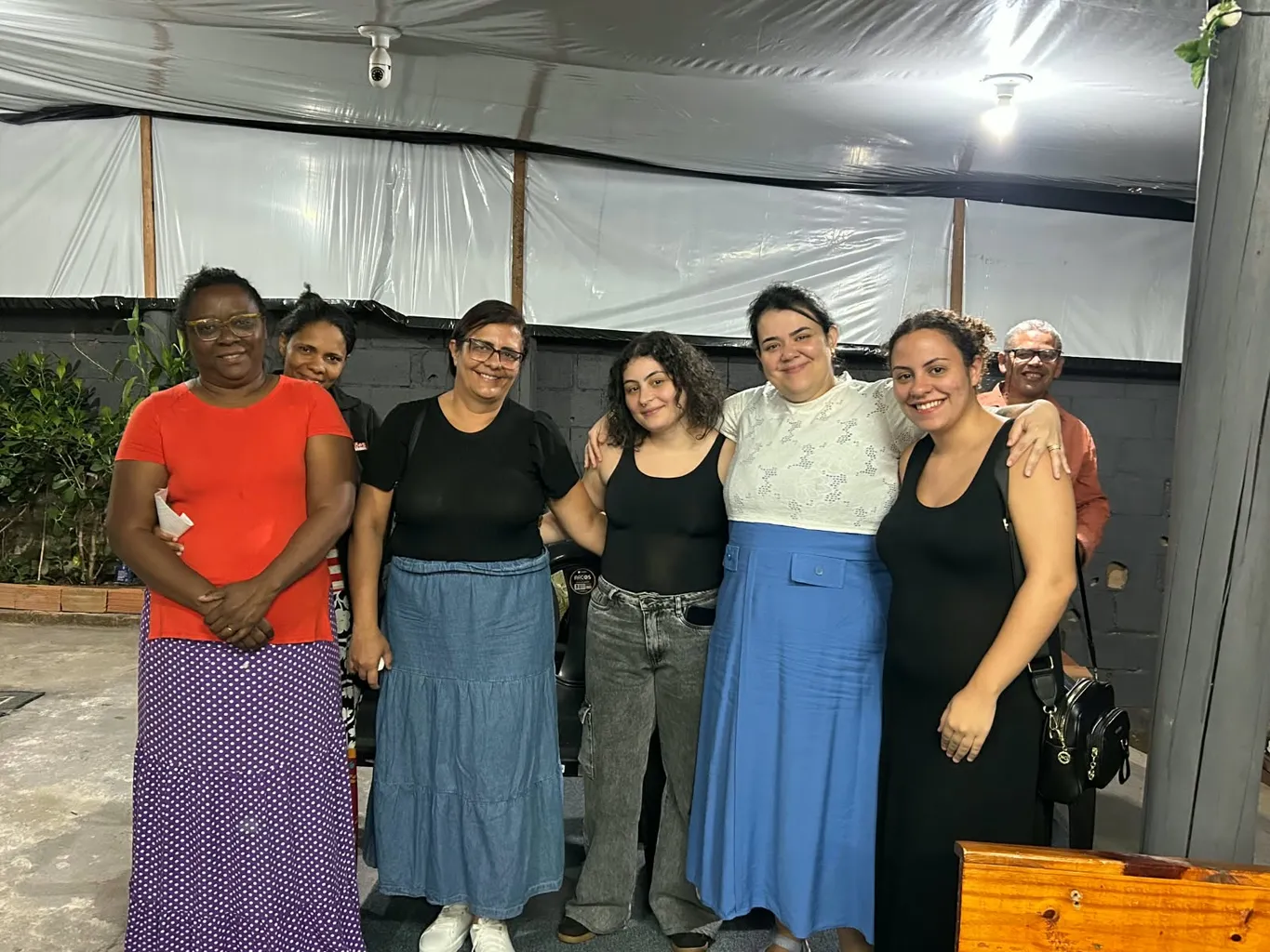 Membros da igreja reunidos depois do culto