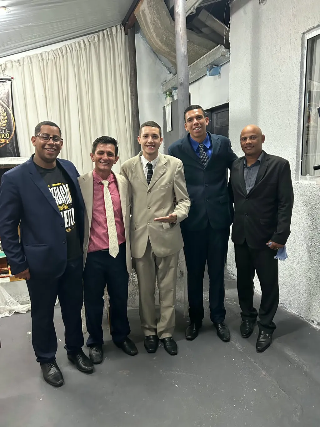 Obreiros da igreja reunidos depois do culto